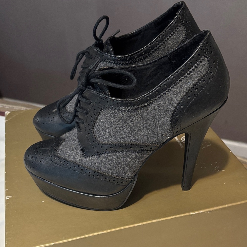 LC Lauren Conrad Black and Gray Heeled Shoes